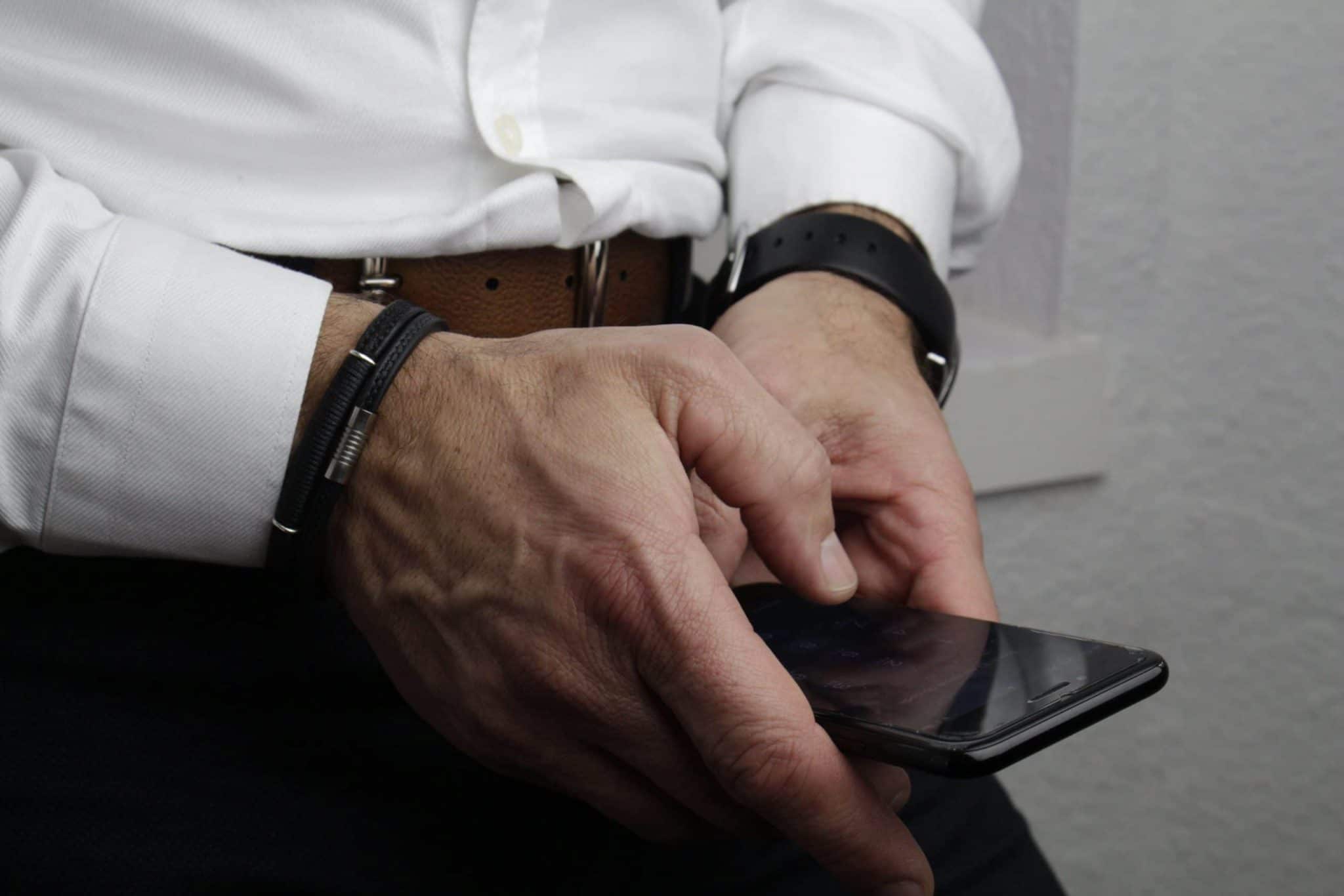 image d'in homme qui tient un téléphone pour contact