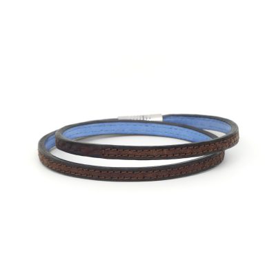 Bracelet en cuir artisanal Triton avec un design classique et original. Couleur chocolat. Fabriqué en France.