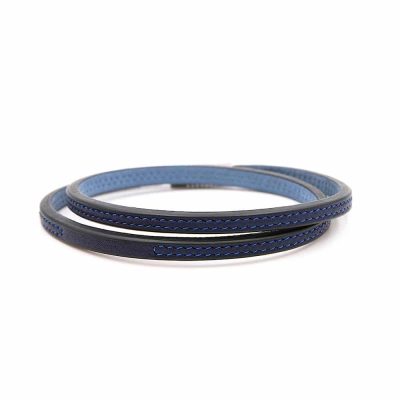 Bracelet en cuir artisanal Triton avec un design classique et original. Couleur bleu marine. Fabriqué en France.