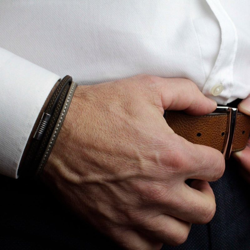 Bracelet en cuir artisanal Triton avec un design classique et original. Couleur marron foncé. Fabriqué en France.