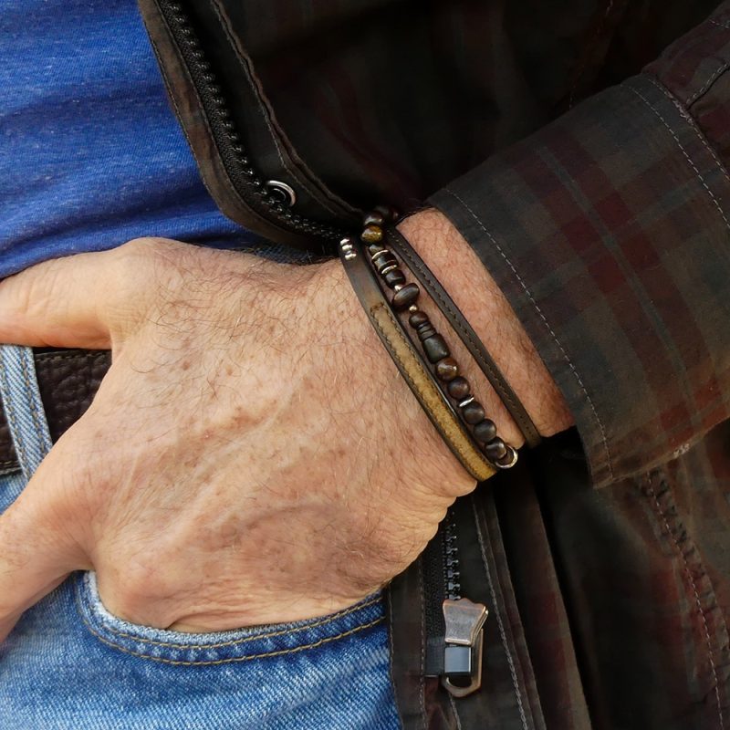 Bracelet en cuir artisanal et à perles pour homme Urubu avec un design à la fois classique et original. Made in France, haut de gamme. Couleur chocolat avec boucle argentée. Fabriqué en France.