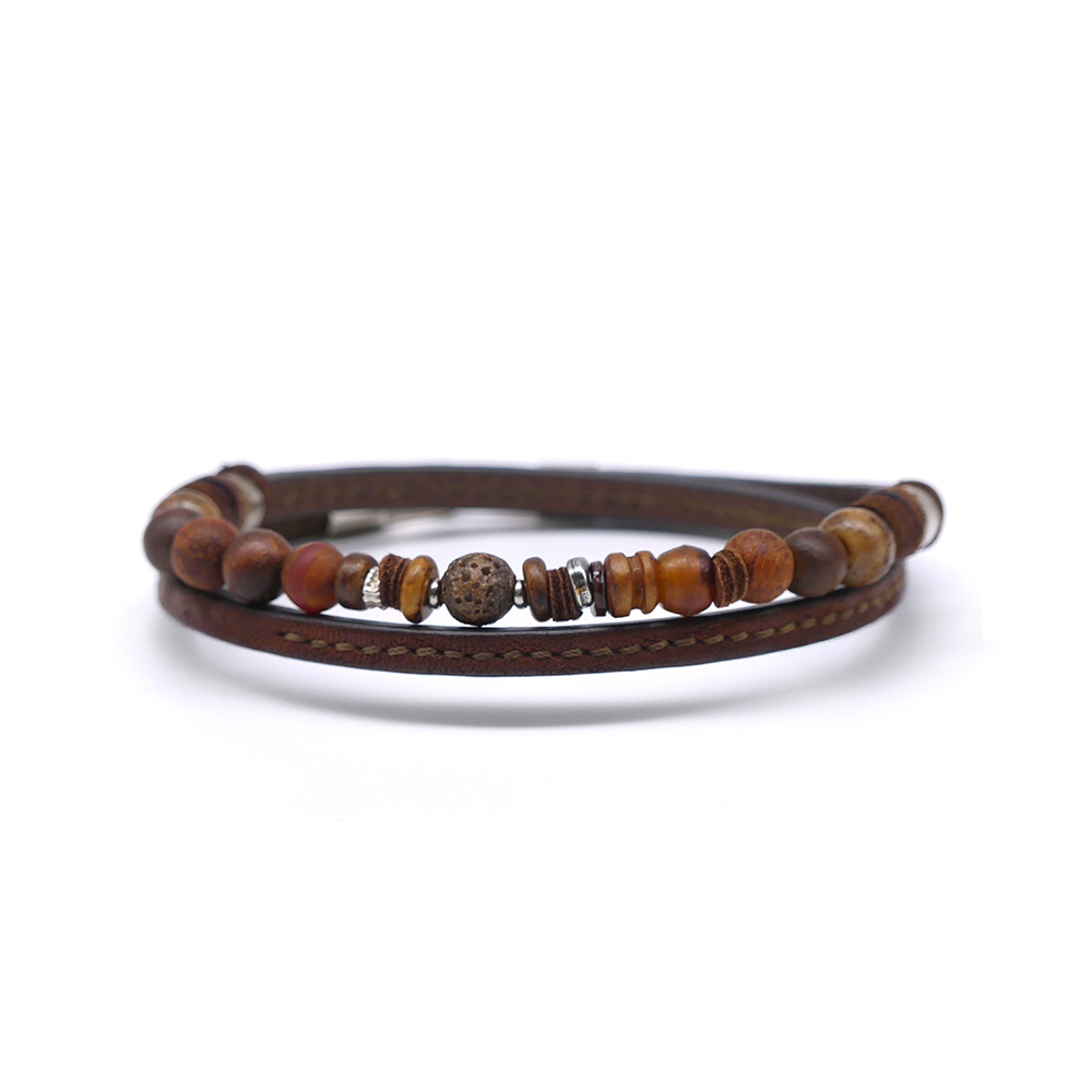 Bracelet en cuir artisanal et à perles pour homme Urubu avec un design à la fois classique et original. Made in France, haut de gamme. Couleur marron noisette avec boucle argentée. Fabriqué en France.