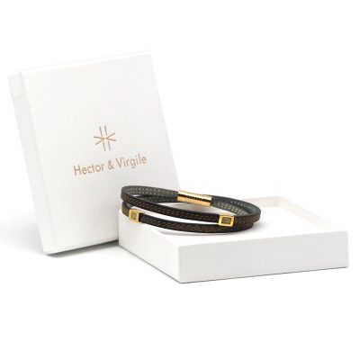 Bracelet en cuir artisanal Arlequin avec un design classique et original. Couleur bronze, taupe et sépia. Accessoire de luxe fabriqué en France.