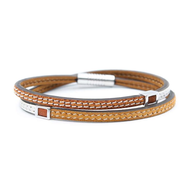 Bracelet en cuir artisanal Arlequin avec un design classique et original. Couleur marron havane, blanc et métal argenté. Accessoire de luxe fabriqué en France.