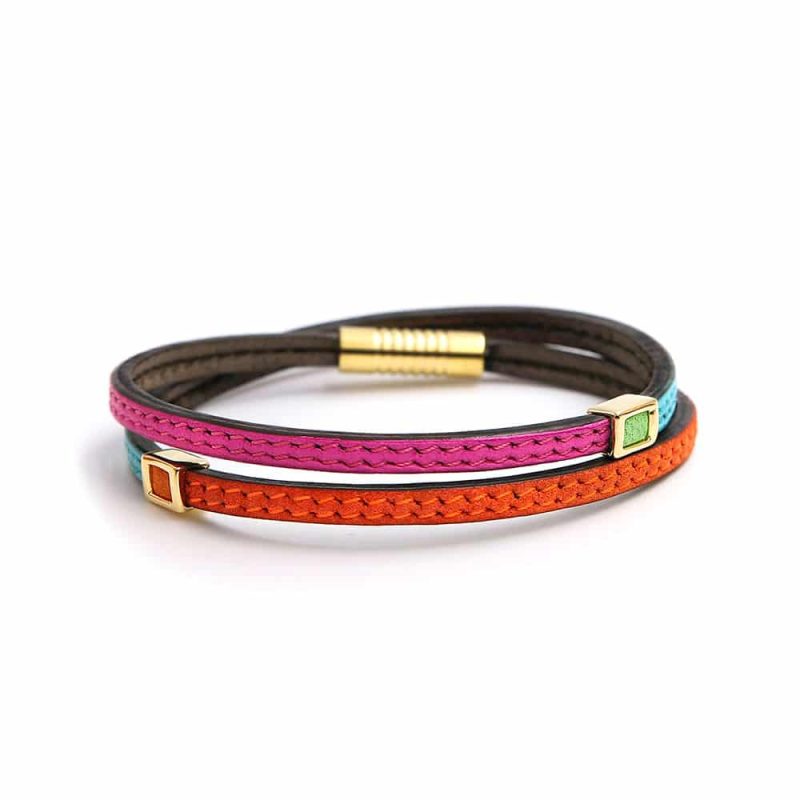 Bracelet en cuir artisanal Arlequin avec un design classique et original. Couleur rose fuchsia, orange et bleu azur. Accessoire de luxe fabriqué en France.