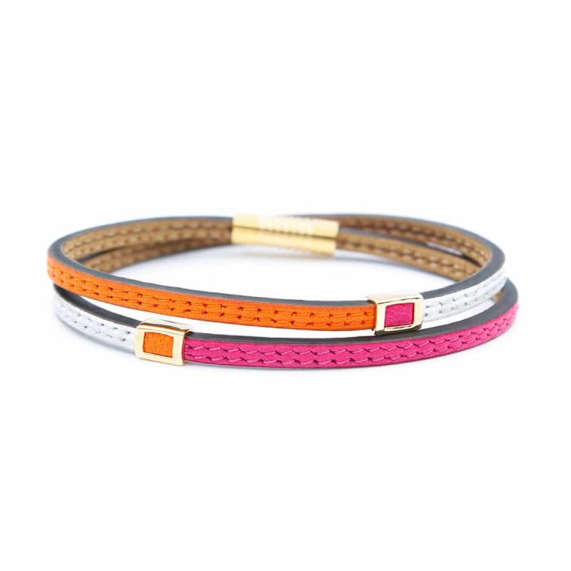 Bracelet en cuir artisanal Arlequin avec un design classique et original. Couleur rose fuchsia, orange et blanc, boucle or. Accessoire de luxe fabriqué en France.