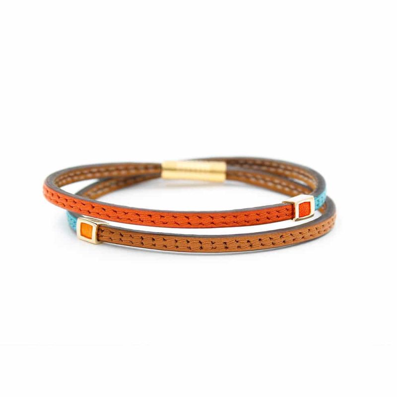 Bracelet en cuir artisanal Arlequin avec un design classique et original. Couleur marron,  orange et bleu azur. Accessoire de luxe fabriqué en France.