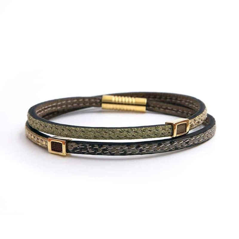Bracelet en cuir artisanal Arlequin avec un design classique et original. Couleur gris panthère, vert et or mat. Accessoire de luxe fabriqué en France.