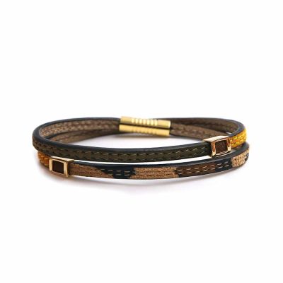 Bracelet en cuir artisanal Arlequin avec un design classique et original. Couleur marron, vert olive et jaune safran. Accessoire de luxe fabriqué en France.