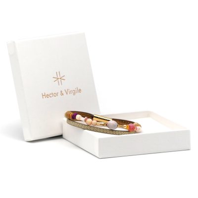 Bracelet en cuir artisanal et à perles pour femme Calao avec un design à la fois classique et original. Made in France, haut de gamme. Couleur amande et or. Fabriqué en France.