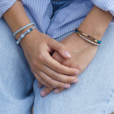 Bracelet en cuir artisanal et à perles pour femme Calao avec un design à la fois classique et original. Made in France, haut de gamme. Couleur bleu atoll et argent. Fabriqué en France.