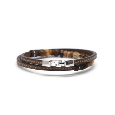 Bracelet en cuir artisanal et à perles pour homme Urubu avec un design à la fois classique et original. Made in France, haut de gamme. Couleur marron sépia avec fermoir argentée. Fabriqué en France.