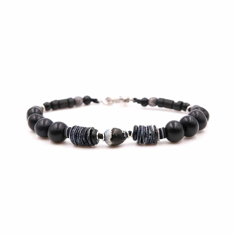 Bracelet en cuir artisanal et à perles pour homme Caracara avec un design à la fois classique et original. Made in France, haut de gamme. Couleur gris anthracite. Fabriqué en France.
