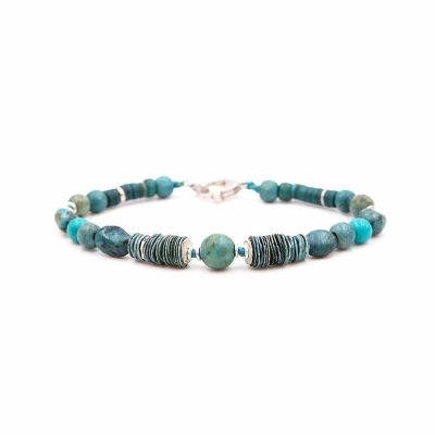Bracelet en cuir artisanal et à perles pour homme Caracara avec un design à la fois classique et original. Made in France, haut de gamme. Couleur bleu atoll. Fabriqué en France.