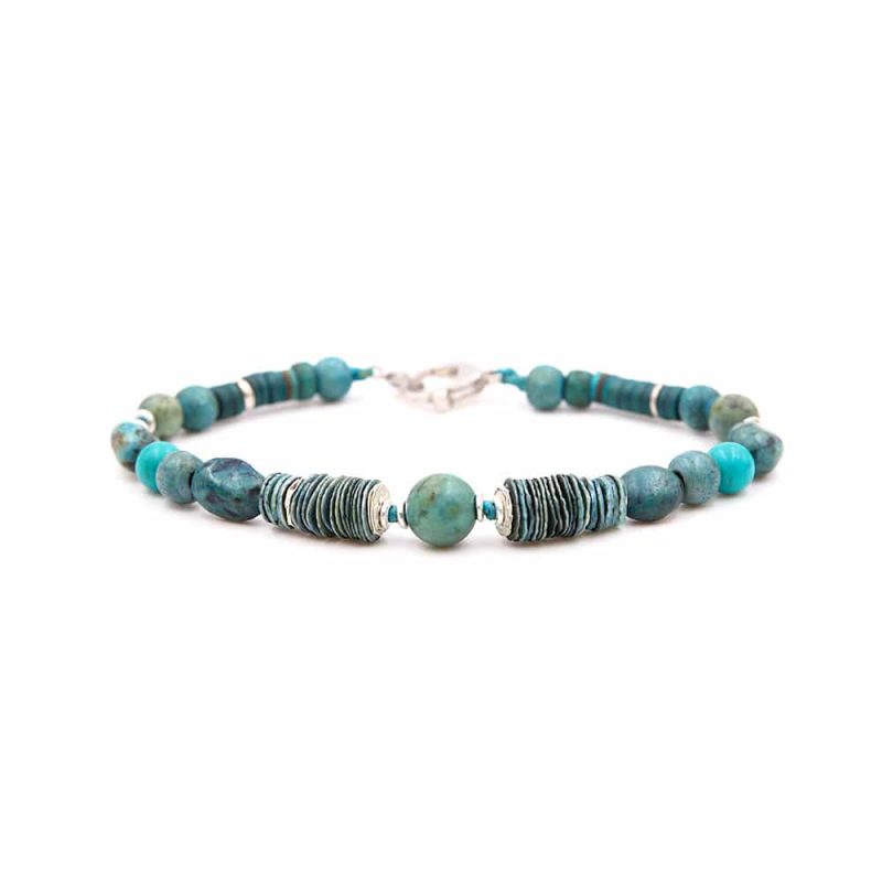 Bracelet en cuir artisanal et à perles pour homme Caracara avec un design à la fois classique et original. Made in France, haut de gamme. Couleur bleu atoll. Fabriqué en France.