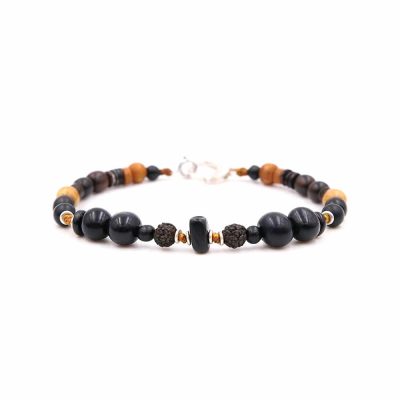 Bracelet en cuir artisanal et à perles pour homme Caracara avec un design à la fois classique et original. Made in France, haut de gamme. Couleur noir et marron bois. Fabriqué en France.
