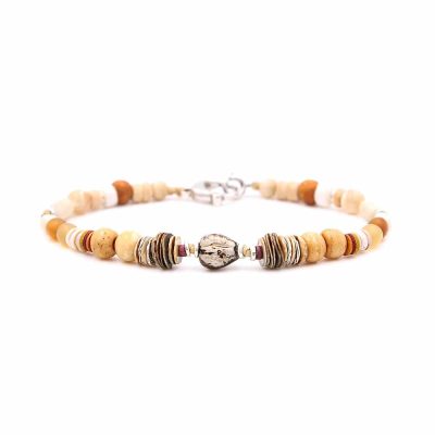 Bracelet en cuir artisanal et à perles pour homme Caracara avec un design à la fois classique et original. Made in France, haut de gamme. Couleur beige vanille. Fabriqué en France.