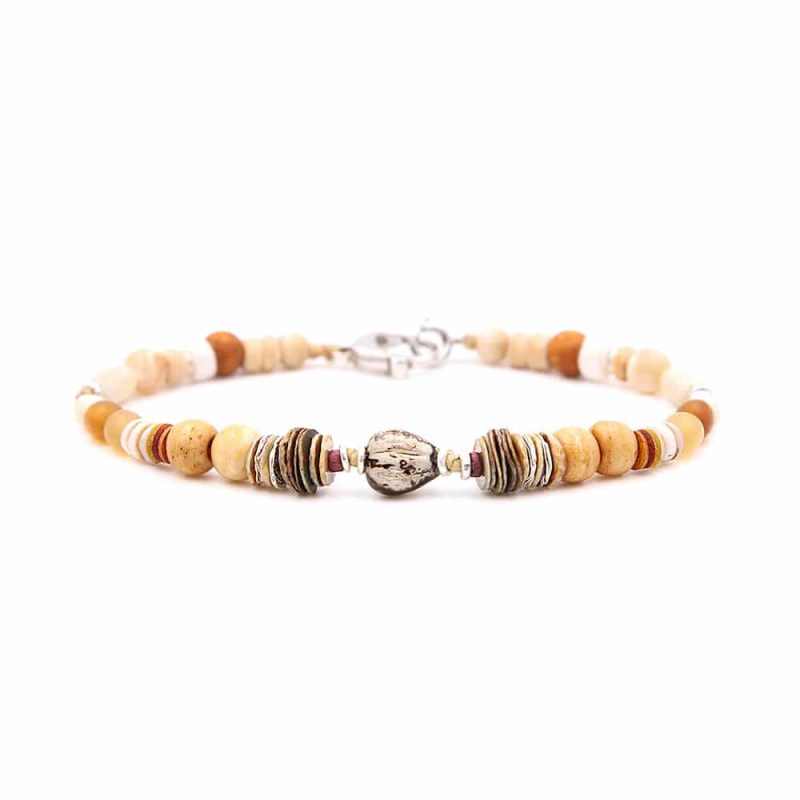 Bracelet en cuir artisanal et à perles pour homme Caracara avec un design à la fois classique et original. Made in France, haut de gamme. Couleur beige vanille. Fabriqué en France.