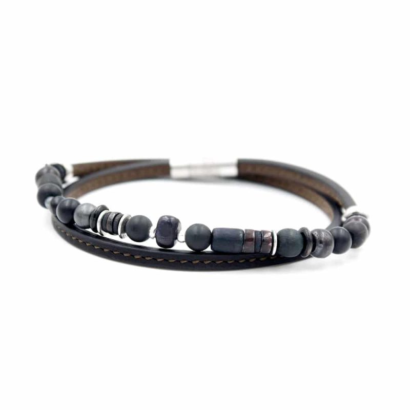 Bracelet en cuir artisanal et à perles pour homme Urubu avec un design à la fois classique et original. Made in France, haut de gamme. Couleur gris anthracite et noir avec boucle argentée. Fabriqué en France.