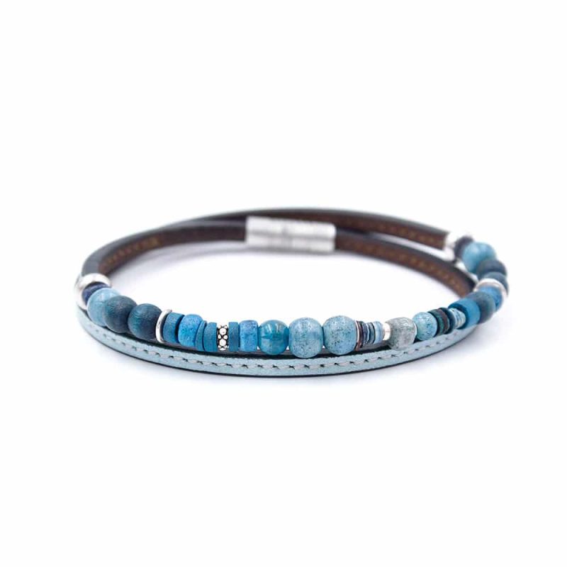 Bracelet en cuir artisanal et à perles pour homme Urubu avec un design à la fois classique et original. Made in France, haut de gamme. Couleur bleu azur avec boucle argentée. Fabriqué en France.