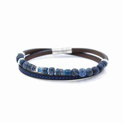 Bracelet en cuir artisanal et à perles pour homme Urubu avec un design à la fois classique et original. Made in France, haut de gamme. Couleur bleu roi avec boucle argentée. Fabriqué en France.