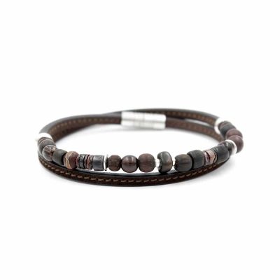 Bracelet en cuir artisanal et à perles pour homme Urubu avec un design à la fois classique et original. Made in France, haut de gamme. Couleur marron chocolat avec boucle argentée. Fabriqué en France.