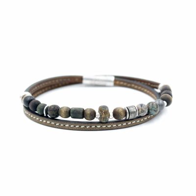 Bracelet en cuir artisanal et à perles pour homme Urubu avec un design à la fois classique et original. Made in France, haut de gamme. Couleur marron et beige gabardine avec boucle argentée. Fabriqué en France.