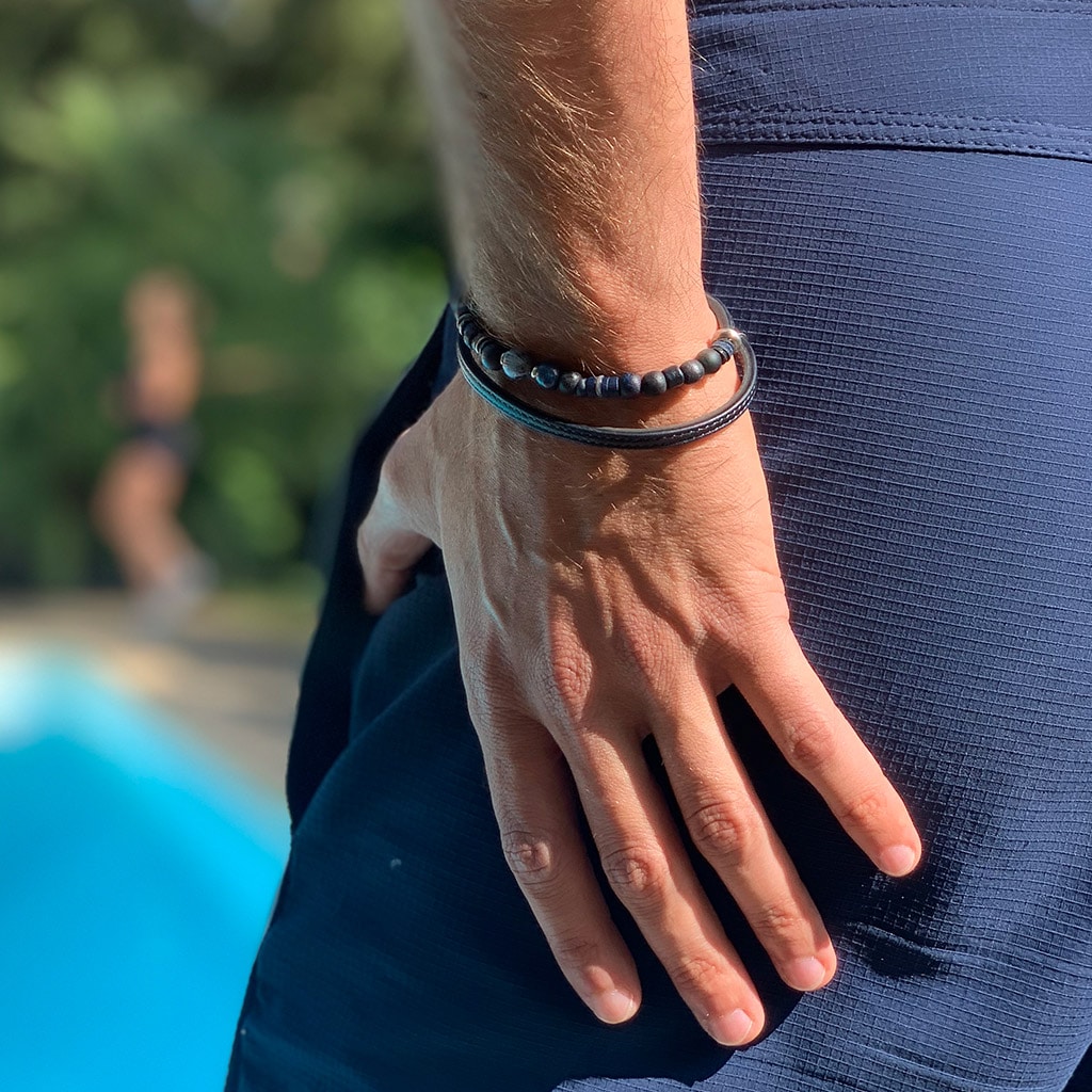 Bracelet en cuir artisanal et à perles pour homme Urubu avec un design à la fois classique et original. Made in France, haut de gamme. Couleur noir avec boucle argentée. Fabriqué en France.
