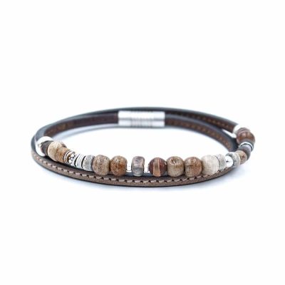 Bracelet en cuir artisanal et à perles pour homme Urubu avec un design à la fois classique et original. Made in France, haut de gamme. Couleur marron foncé et beige sable avec boucle argentée. Fabriqué en France.