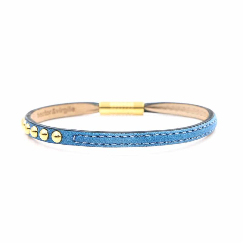 Bracelet en cuir artisanal pour femme Sirli avec un design à la fois classique et original. Made in France, haut de gamme. Couleur bleu denim et boucle dorée. Fabriqué en France.