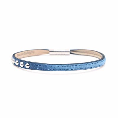 Bracelet en cuir artisanal pour femme Sirli avec un design à la fois classique et original. Made in France, haut de gamme. Couleur bleu denim et boucle argentée. Fabriqué en France.