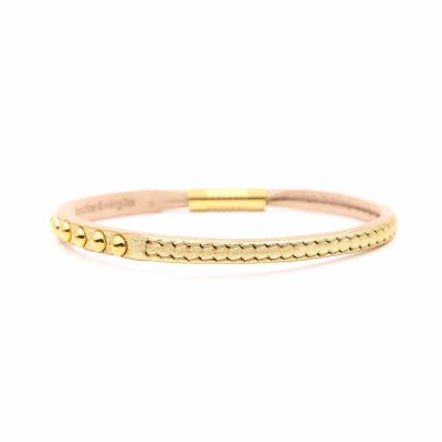 Bracelet en cuir artisanal pour femme Sirli avec un design à la fois classique et original. Made in France, haut de gamme. Couleur doré et boucle argentée. Fabriqué en France.