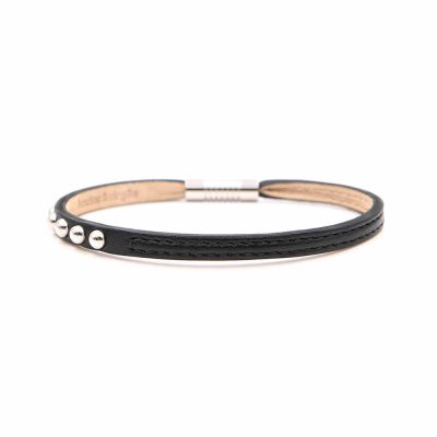 Bracelet en cuir artisanal pour femme Sirli avec un design à la fois classique et original. Made in France, haut de gamme. Couleur noir et boucle argentée. Fabriqué en France.