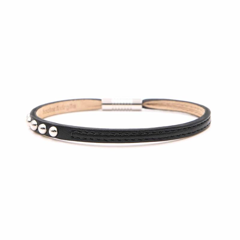 Bracelet en cuir artisanal pour femme Sirli avec un design à la fois classique et original. Made in France, haut de gamme. Couleur noir et boucle argentée. Fabriqué en France.