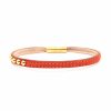 Bracelet en cuir artisanal pour femme Sirli avec un design à la fois classique et original. Made in France, haut de gamme. Couleur orange vermillion et boucle dorée. Fabriquée en France.