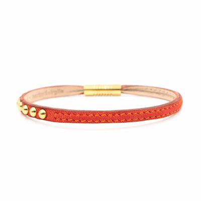 Bracelet en cuir artisanal pour femme Sirli avec un design à la fois classique et original. Made in France, haut de gamme. Couleur orange vermillion et boucle dorée. Fabriquée en France.