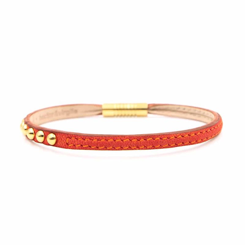 Bracelet en cuir artisanal pour femme Sirli avec un design à la fois classique et original. Made in France, haut de gamme. Couleur orange vermillion et boucle dorée. Fabriquée en France.