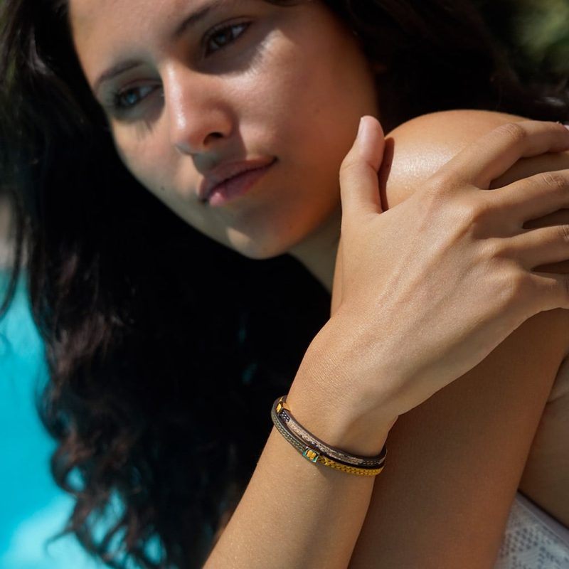 Bracelet en cuir artisanal Arlequin avec un design classique et original. Accessoire de luxe fabriqué en France.