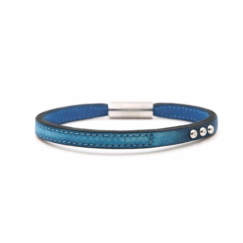 Bracelet en cuir artisanal pour homme Condor avec un design à la fois classique et original. Made in France, haut de gamme. Couleur bleu denim avec boucle argentée. Fabriqué en France.