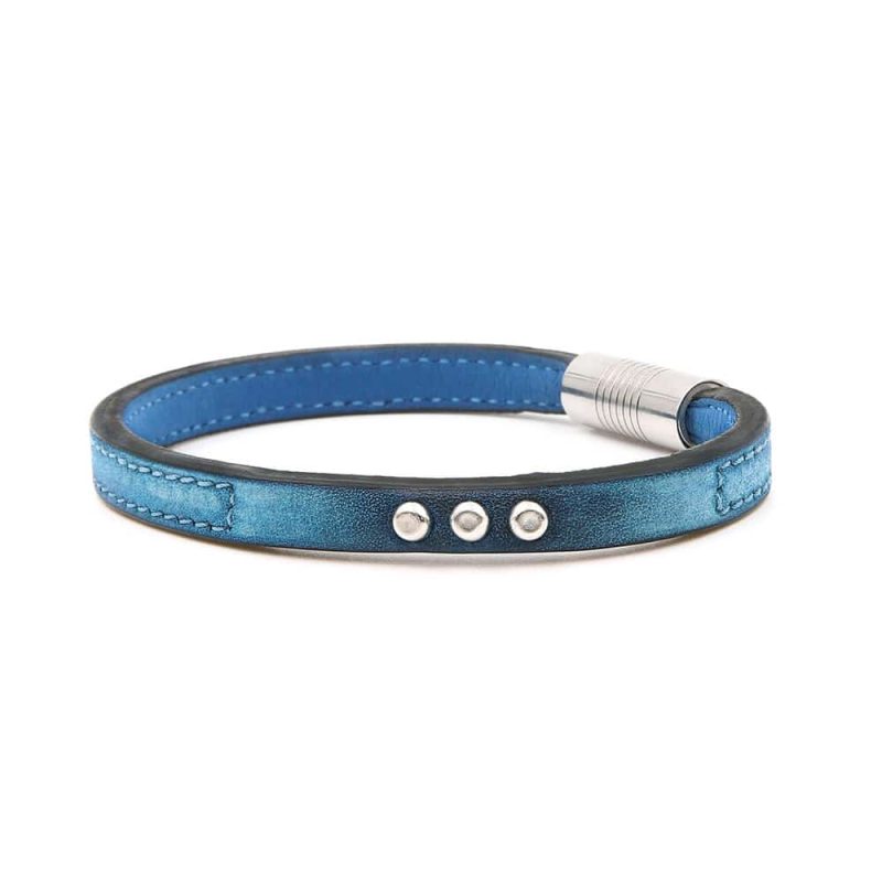 Bracelet en cuir artisanal pour homme Condor avec un design à la fois classique et original. Made in France, haut de gamme. Couleur bleu denim avec clous et boucle argentée. Fabriqué en France.