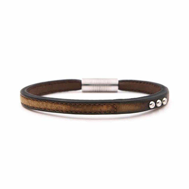 Bracelet en cuir artisanal pour homme Condor avec un design à la fois classique et original. Made in France, haut de gamme. Couleur marron foncé pain brulé avec boucle argentée. Fabriqué en France.