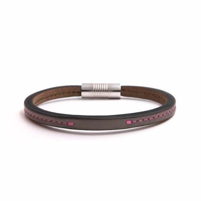 Bracelet en cuir artisanal pour homme Toucan avec un design à la fois classique et original. Made in France, haut de gamme. Couleur marron foncé ardoise avec boucle argentée. Fabriqué en France.