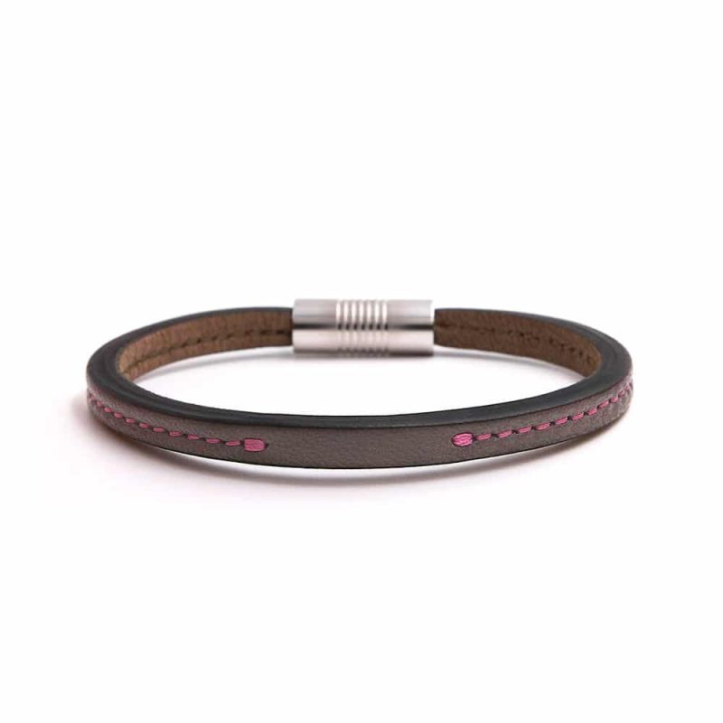 Bracelet en cuir artisanal pour homme Toucan avec un design à la fois classique et original. Made in France, haut de gamme. Couleur marron foncé ardoise avec boucle argentée. Fabriqué en France.