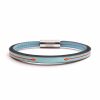 Bracelet en cuir artisanal pour homme Toucan avec un design à la fois classique et original. Made in France, haut de gamme. Couleur bleu ciel avec boucle argentée. Fabriqué en France.
