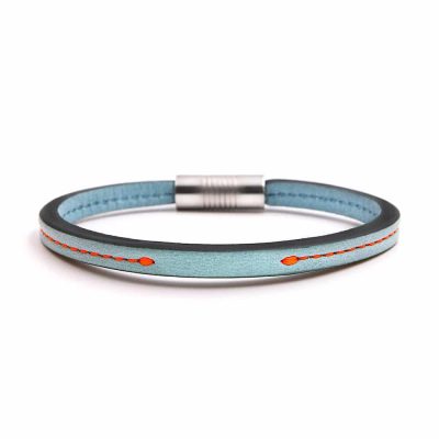 Bracelet en cuir artisanal pour homme Toucan avec un design à la fois classique et original. Made in France, haut de gamme. Couleur bleu ciel avec boucle argentée. Fabriqué en France.