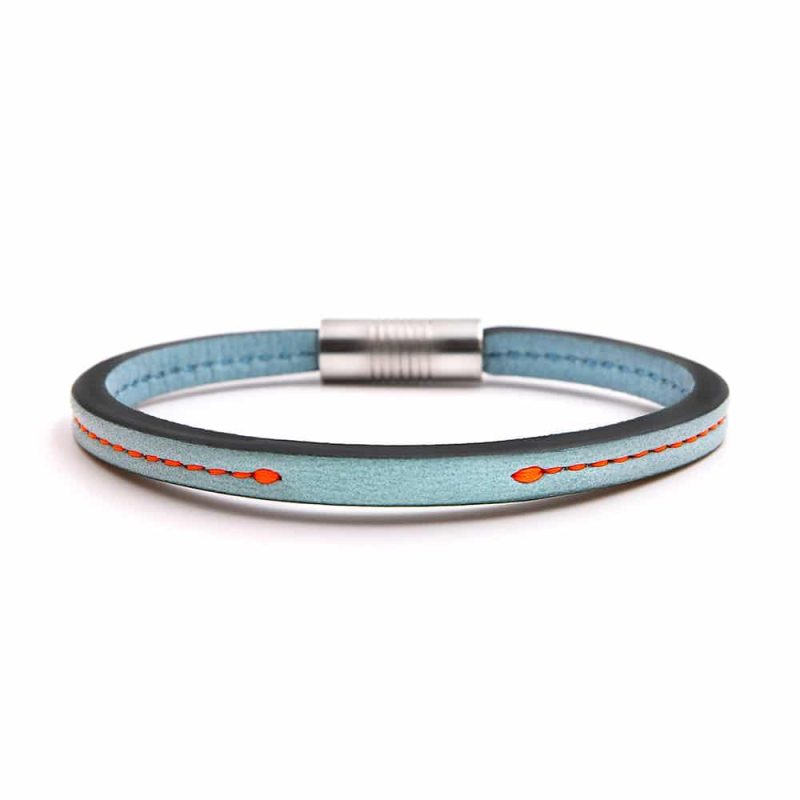 Bracelet en cuir artisanal pour homme Toucan avec un design à la fois classique et original. Made in France, haut de gamme. Couleur bleu ciel avec boucle argentée. Fabriqué en France.