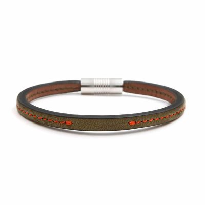 Bracelet en cuir artisanal pour homme Toucan avec un design à la fois classique et original. Made in France, haut de gamme. Couleur vert kaki avec boucle argentée. Fabriqué en France.