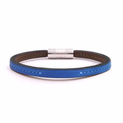 Bracelet en cuir artisanal pour homme Toucan avec un design à la fois classique et original. Made in France, haut de gamme. Couleur bleu outremer avec boucle argentée. Fabriqué en France.