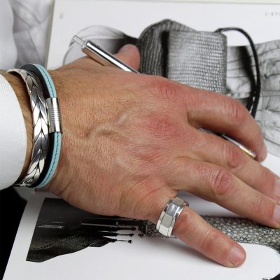 Bracelet en cuir artisanal pour homme Toucan avec un design à la fois classique et original. Made in France, haut de gamme. Couleur bleu avec boucle argentée. Fabriqué en France.