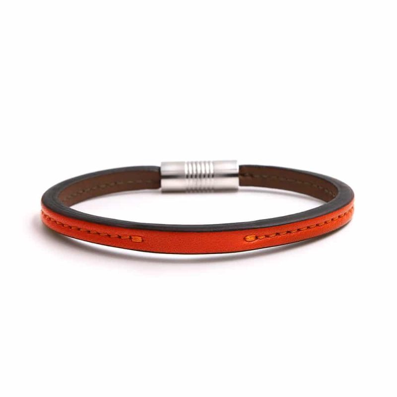 Bracelet en cuir artisanal pour homme Toucan avec un design à la fois classique et original. Made in France, haut de gamme. Couleur orange potiron avec boucle argentée. Fabriqué en France.